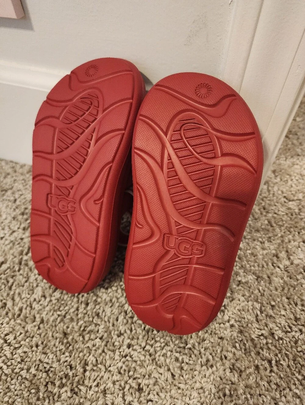UGG Kids Unisex Red Cushioned Slide Sandals Size 12